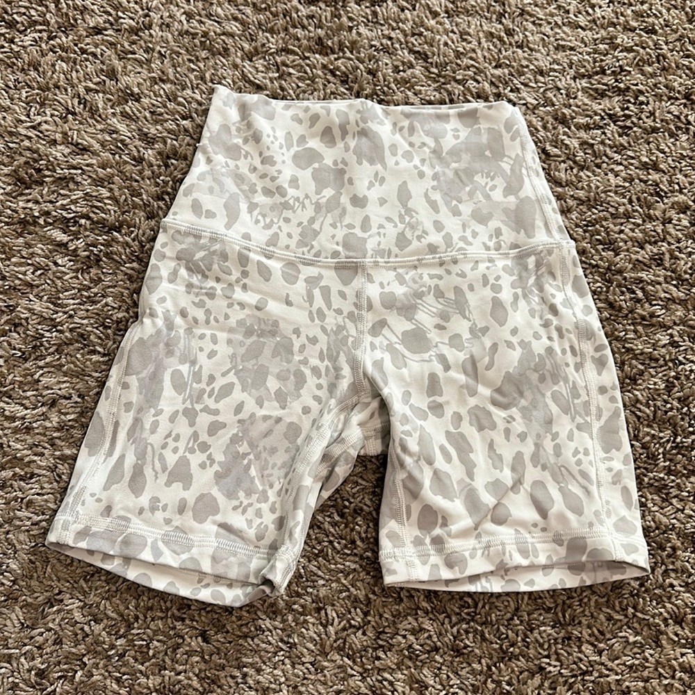Lululemon white leopard print align 4” biker shorts